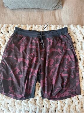 Lululemon Men’s XL 7” Camo Athletic Shorts Burgundy Black